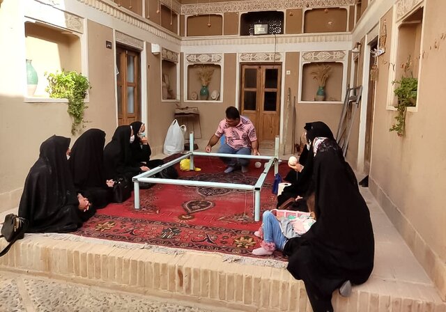 اشتغالزایی جوان ابرکوهی برای ۱۷۰ نفر از بانوان در صنایع دستی 2 اشتغالزایی جوان ابرکوهی برای ۱۷۰ نفر از بانوان در صنایع دستی