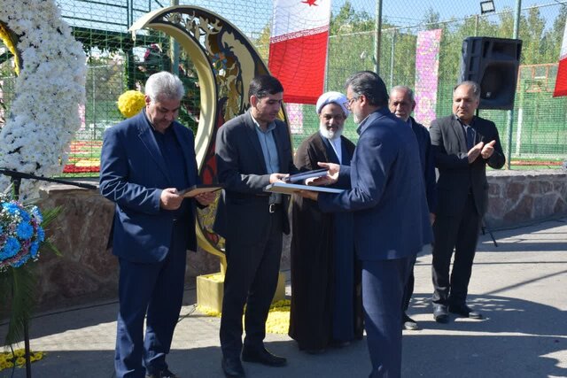 بزرگترین فرش سرگل آسیا در محلات گسترده شد 3 بزرگترین فرش سرگل آسیا در محلات گسترده شد