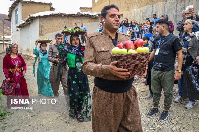 جشنوارهای به شیرینی انگورِ "کندوله" و دلانگیزی عطر سیبِ "سرتخت" 3 جشنوارهای به شیرینی انگورِ "کندوله" و دلانگیزی عطر سیبِ "سرتخت"