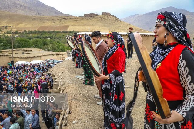 جشنوارهای به شیرینی انگورِ "کندوله" و دلانگیزی عطر سیبِ "سرتخت" 5 جشنوارهای به شیرینی انگورِ "کندوله" و دلانگیزی عطر سیبِ "سرتخت"