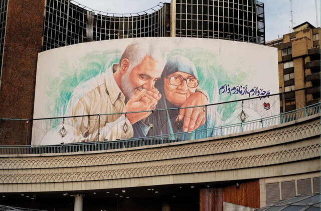 سردار سلیمانی و مادرش روی دیوارنگاره میدان ولیعصر + عکس 2 سردار سلیمانی و مادرش روی دیوارنگاره میدان ولیعصر + عکس