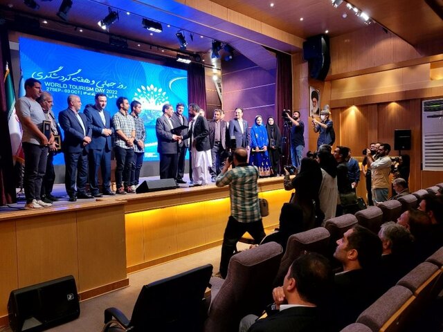 ضرغامی: دنیا دوست دارد ایران را ببیند، دشمن نمی‌گذارد