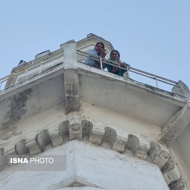 فانوس دریایی بندر انزلی در اسارت بلندمرتبه سازان 4 فانوس دریایی بندر انزلی در اسارت بلندمرتبه سازان