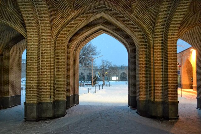 نمایی از بقعه شیخ صفی اردبیل زیبا و برفی