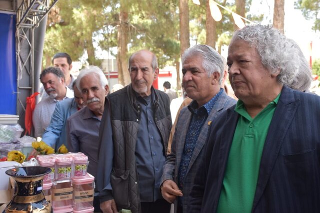 هنرمندان قدیمی به دیدار ساکنان کهریزک رفتند + تصاویر 3 هنرمندان پیشکسوت به کهریزک رفتند