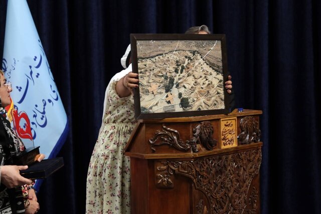 یک بازیگر سفیر بومگردیها شد 2 یک بازیگر سفیر بومگردیها شد