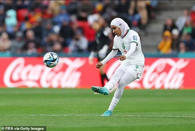 یک زن با حجاب چگونه تاریخساز فوتبالِ جهان شد؟ 3 یک زن با حجاب چگونه تاریخساز فوتبالِ جهان شد؟