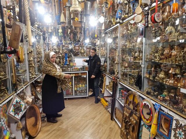 عطر «اَگردک» و «کوکوی گل پامچال» در کفا بازار ماسوله 2 عطر «اَگردک» و «کوکوی گل پامچال» در کف بازار ماسوله