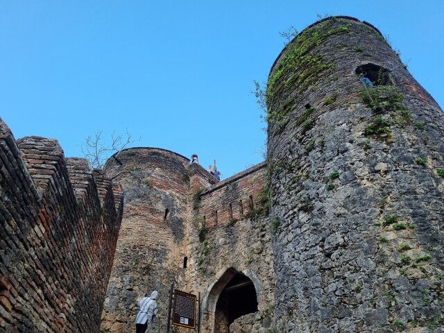 دژ عظیم «قله روخون»، یادگاری به‌جامانده در شکاف کوه‌ها