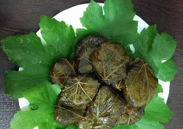 بفرمایید یک بشقاب دلمه خلیلآباد 2 بفرمایید یک بشقاب دلمه خلیلآباد