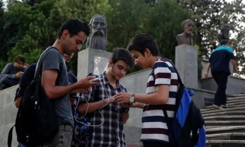 جوانانی میان دو جهان؛ گمشده در فضای مجازی و در جستجوی فرصتهای واقعی/ تشدید چالشهای رفتاری نسل زد در محیطهای کاری و آموزشی 1 d8acd988d8a7d986d8a7d986db8c d985db8cd8a7d986 d8afd988 d8acd987d8a7d986d89b daafd985d8b4d8afd987 d8afd8b1 d981d8b6d8a7db8c d985d8acd8a7 6927f614643b9