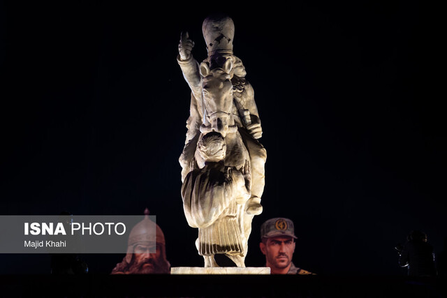 مجسمه تازه میدان انقلاب و چند ایراد 3 مجسمه تازه میدان انقلاب و چند ایراد