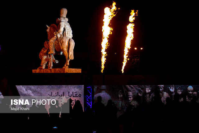 مجسمه تازه میدان انقلاب و چند ایراد 4 مجسمه تازه میدان انقلاب و چند ایراد