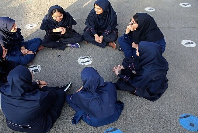 چرا نوجوانان از خانواده فاصله میگیرند و جذب دوستانشان میشوند؟ 1 da86d8b1d8a7 d986d988d8acd988d8a7d986d8a7d986 d8a7d8b2 d8aed8a7d986d988d8a7d8afd987 d981d8a7d8b5d984d987 d985db8cdaafdb8cd8b1d986 69249e66638e2